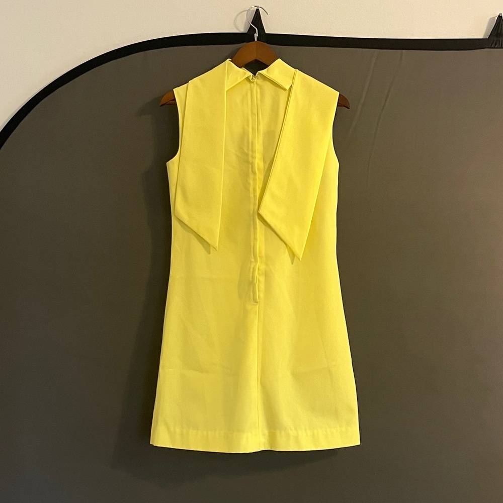 Butter yellow vintage 1960s shift dress with ascot tie (detached) - Picture 2 of 6